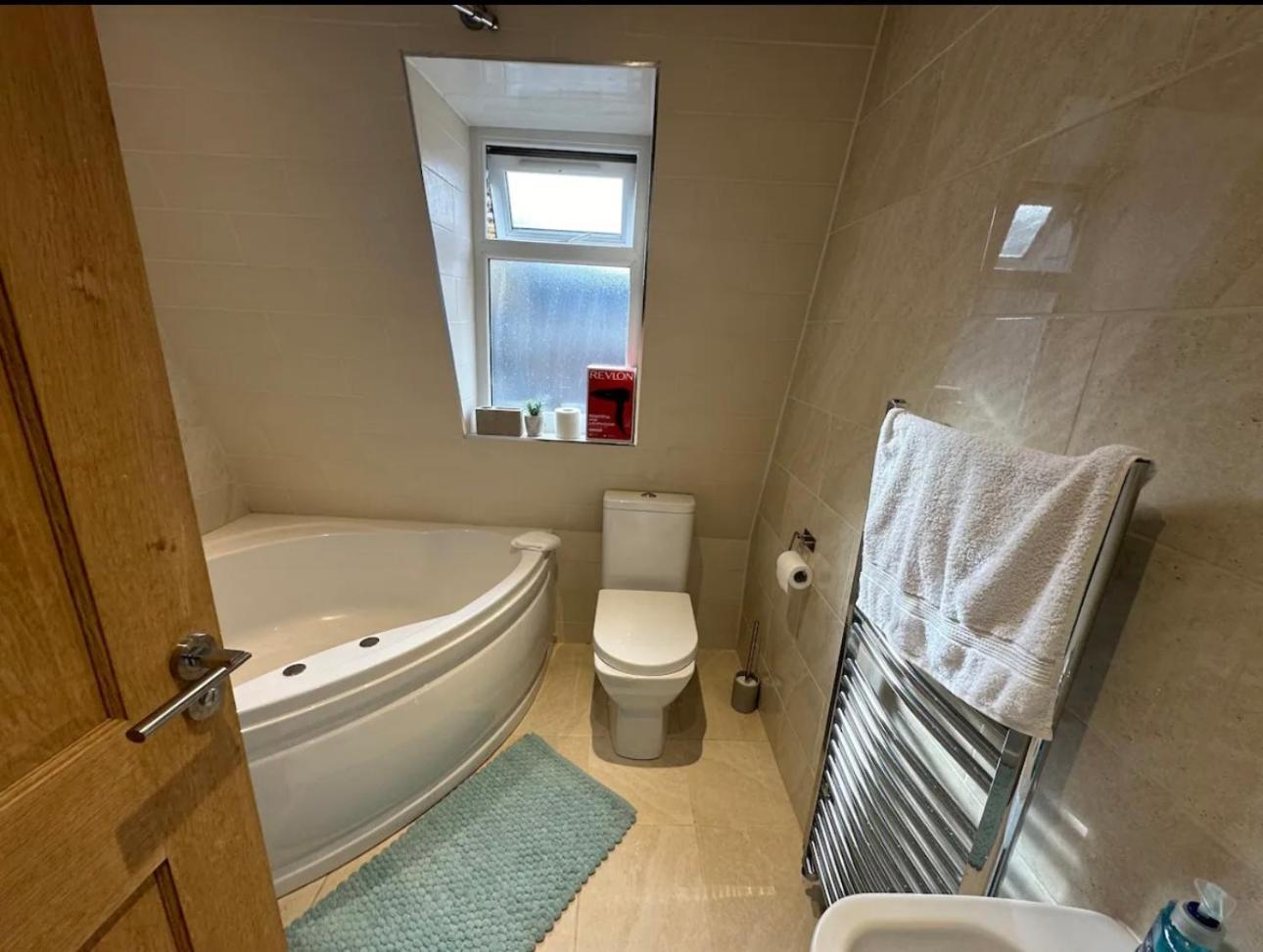 1 Bedroom, Sleeps 5, 30 Minutes To Centre Apartamento